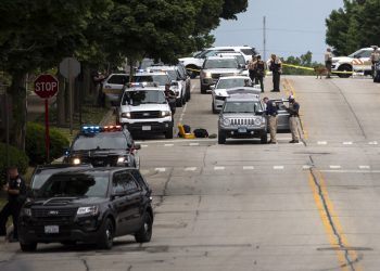Al menos 6 muertos y 24 heridos en tiroteo en desfile cerca de Chicago