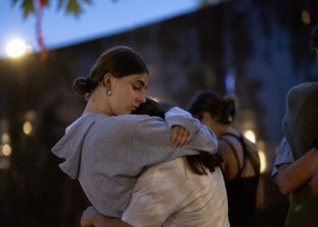 Sospechoso de tiroteo en desfile de EE. UU. compró 5 armas a pesar de amenazas