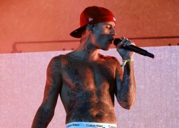 Justin Bieber regresa a los escenarios tras posponer su gira por parálisis facial