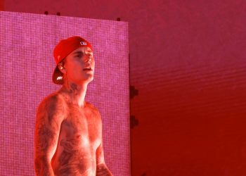 Justin Bieber regresa a los escenarios tras posponer su gira por parálisis facial
