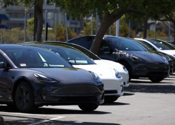 Tesla gana más de lo esperado pese a problemas logísticos y confinamientos en China
