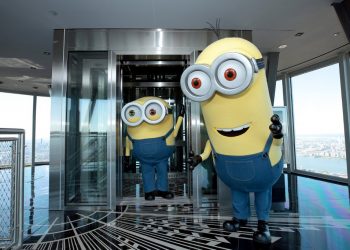 Adolescentes con trajes, prohibidos de acceso en cines británicos para ver película «Minions»