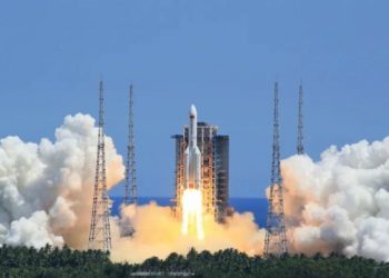 Cohete chino hace retorno descontrolado a la Tierra