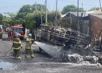 Bomberos controla incendio en venta de cilindros de gas en San Luis Talpa, La Paz