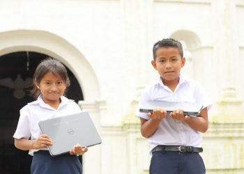 El 97 % de los estudiantes de cuarto grado ya recibieron las computadoras que entrega el Gobierno