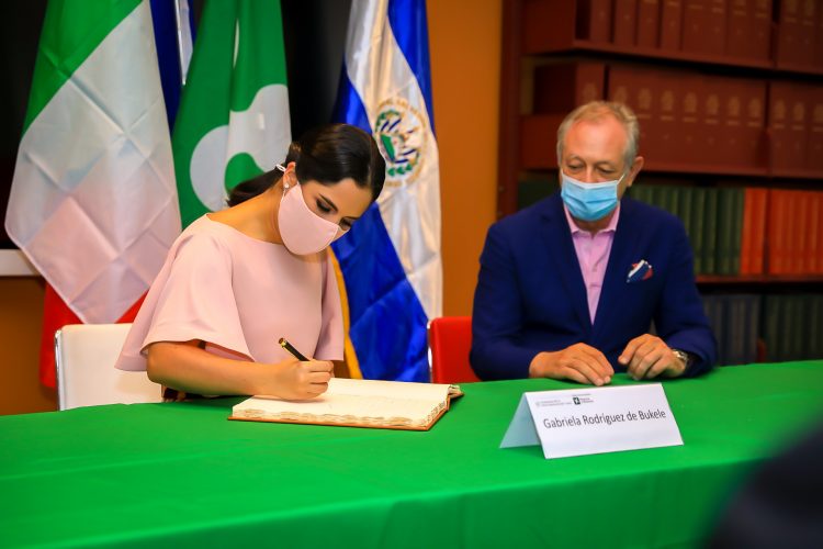 Beneficio. La prioridad de la Primera Dama es brindar servicios integrales de salud a la primera infancia salvadoreña a través de este tipo de cooperación. Foto: Despacho de la Primera Dama.