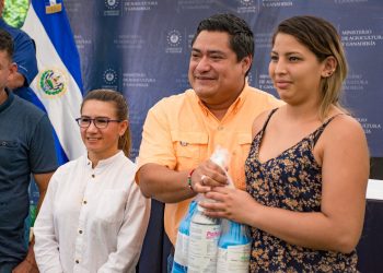 El Ministerio de Agricultura entregó paquete de insumos a productores de sandía