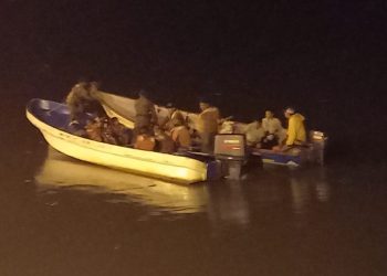 Rescatan a 11 personas a la deriva frente a playa Pueblo Viejo, La Unión