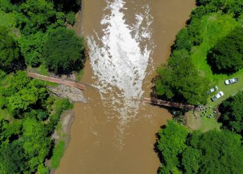 CEL atiende emergencia por caída de puente colgante Agua Caliente en San Miguel