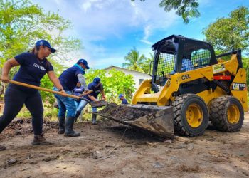 Realizan labores de limpieza en calles de la zona del Bajo Lempa para evitar inundaciones