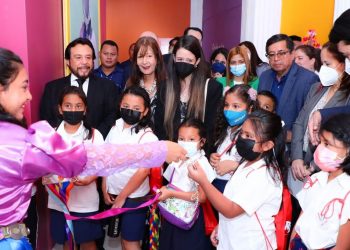 Niños salvadoreños disfrutan de la primera exposición interactiva de niñez y memoria histórica de El Salvador