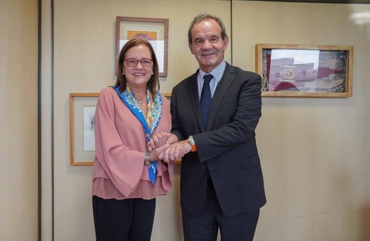 La ministra se reunión en España con el Secretario General para Iberoamérica, Andrés Allamand Zavala. Foto Diario El Salvador.
