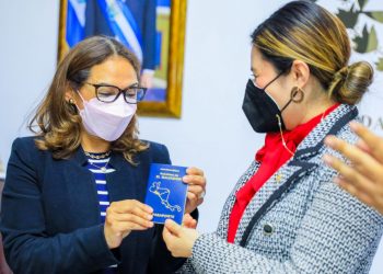 Cancillería inaugura pasaporte expedito en Honduras
