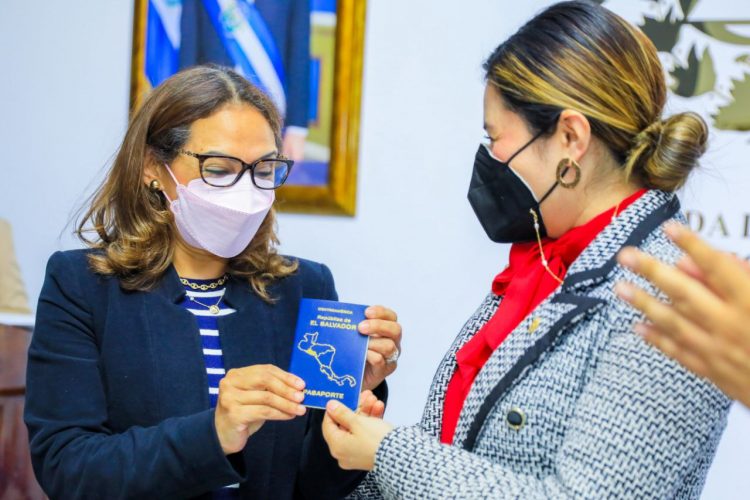 Beneficios. La viceministra Portal entrega el primer documento emitido con el nuevo sistema en Honduras. Foto Diario El Salvador.