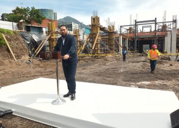 Mario Durán, alcalde de San Salvador, verifica construcción de nuevo mercado en colonia Escalón.