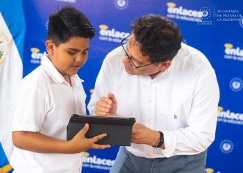 Ministerio de Educación entrega tablets a estudiantes de Armenia