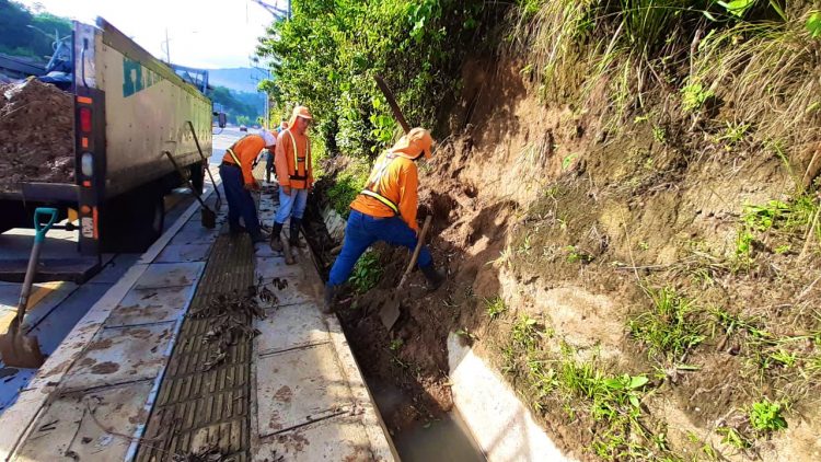 Esta mañana, el FOVIAL atendió la remoción de derrumbes menores a un costado de autopista Comalapa, a la altura de Paso del Jaguar.