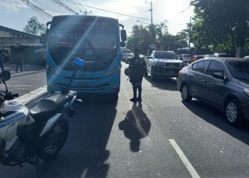 Denuncia en redes sociales permite que motorista que circulaba en sentido contrario fuera multado