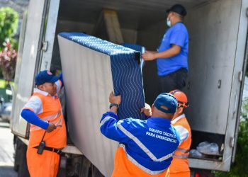 Elementos del Equipo Táctico brindan asistencia a las familias de Brisas de San Francisco para movilizar sus pertenencias