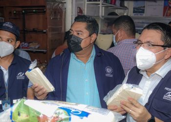 Defensoría del Consumidor inspecciona precios de productos lácteos en el Mercado Central, San Salvador