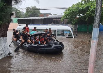 Autoridades evacúan a pasajeros atrapados en un microbús debido a inundaciones en colonia Santa Lucía, Ilopango
