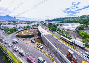 Inicia la pavimentación de las rampas de acceso del paso a desnivel del redondel Utila, en La Libertad