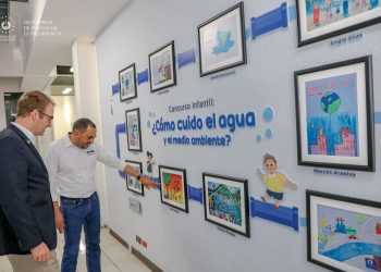 Presidente de la ANDA y embajador británico visitan mural del concurso infantil «¿Cómo cuido el agua y el medio ambiente?»