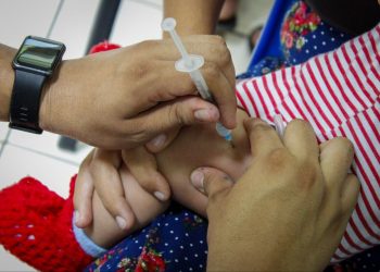 Ministerio de Salud recibe donativo de 500,000 dosis de vacunas para prevenir sarampión, rubéola y paperas