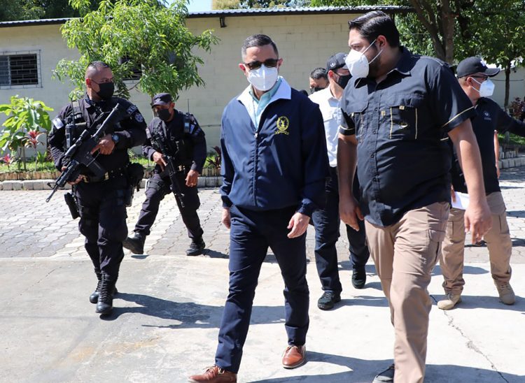 Condiciones En su recorrido, el procurador conversó con autoridades 
de seguridad y con reos que reciben cursos laborales para su 
reinserción.