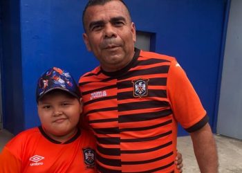 Hincha sonsonateco de Águila: «Nos vamos tristes con mi hijo, porque no hubo juego, pero todo tiene que ser en cumplimiento de la ley»