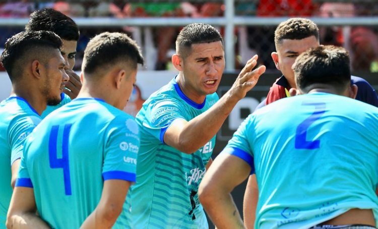 La Pirraya de Agustín Ruiz, buscará el liderato en juego ante Chirilagua. Foto: Diario El Salvador.
