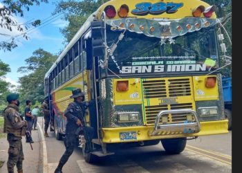 Policías y militares intervienen unidades del transporte colectivo en la zona oriental