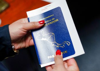 Salvadoreños contarán con pasaporte electrónico de primera generación en 2023