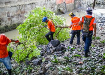 Equipos Tácticos Operativos de Protección Civil limpian escombros en la quebrada El Garrobo