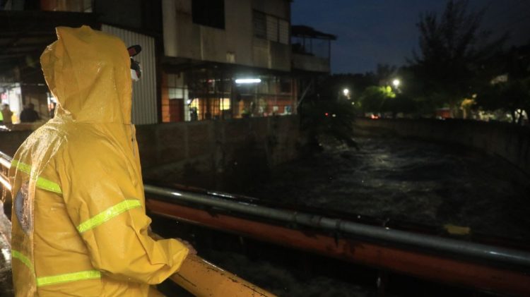 MONITOREO. PROTECCIÓN CIVIL
MONITOREÓ ZONAS DE RIESGO,
COMO EL RÍO EL ARENAL, EN LA
COLONIA LA MÁLAGA.