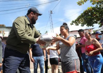 Alcalde Mario Durán entrega alimentos a comunidad El Granjero II, en San Salvador