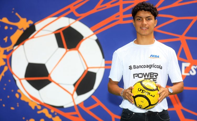 Carlos Ramírez posando previo al viaje a Ecuador. Foto: Lester Hernández