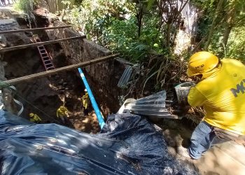Obras Públicas trabaja para eliminar cárcava que amenaza a 50 familias en Soyapango