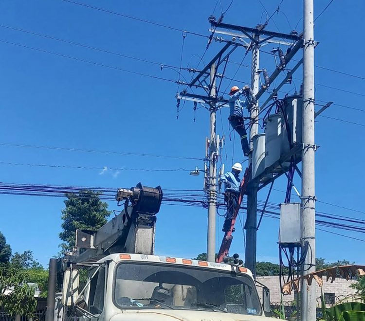 Persona de ANDA cambia transformador eléctrico que habría causado falla en un pozo.