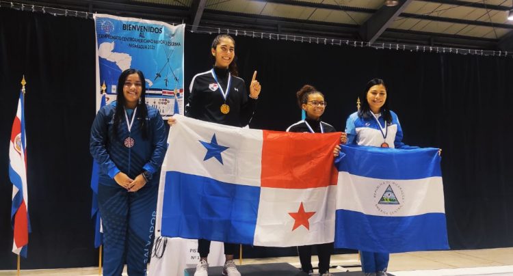 Dayanna Ramírez (Izq.) ganó medalla de plata en Espada Femenina. Foto/Cortesía Federación de Esgrima.