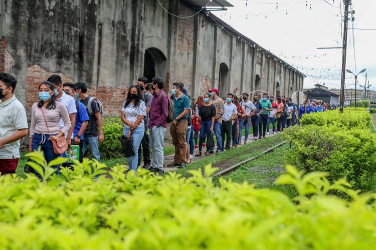 Jóvenes del municipio de Sonsonate y zonas aledañas acudieron a la Expo Empleo en busca de una oportunidad laboral.