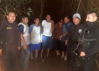 Rescatan a cinco hombres en la laguna El Jocotal en San Miguel