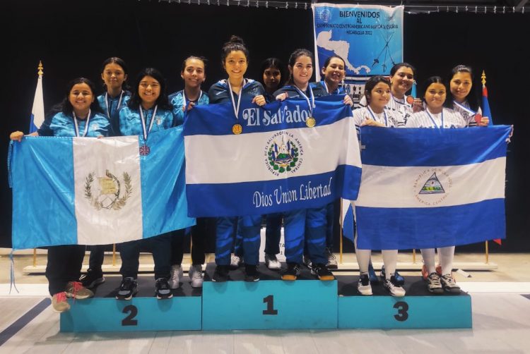 El equipo de florete de El Salvador venció en un apretado duelo al equipo guatemalteco y ganó oro. Fotos/Federación de Esgrima