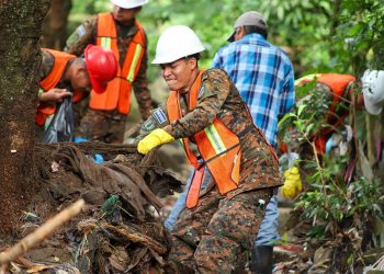 Limpian quebradas para prevenir inundaciones en San Vicente