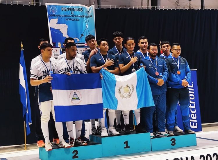 El equipo de sable masculino se adjudicó medalla de bronce en la última jornada de competencias realizada el jueves. Fotos /Cortesía Federación de Esgrima