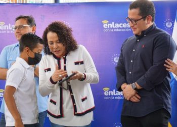 Entregan tabletas a estudiantes en la zona occidental