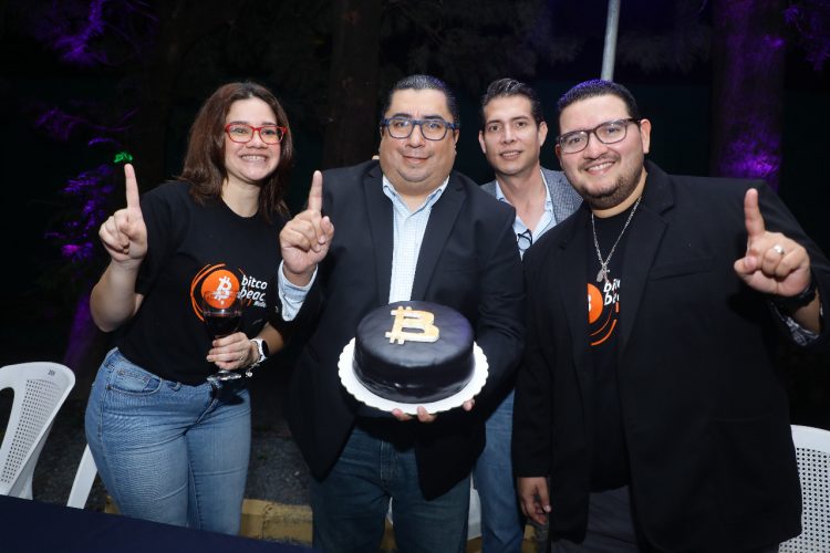 Más de 50 empresas que están registradas en el país como proveedoras de servicios bitcóin celebraron recientemente el primer año de la ley cripto.
