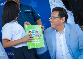 Ministerio de Educación entrega libros de Ciencia y Tecnología, materia que será impartida a través de realidad aumentada