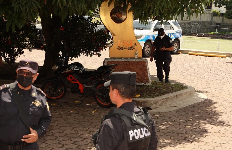 Agentes de la PNC custodian el edificio de la Fesfut desde el jueves 14 de julio. Foto Diario El Salvador