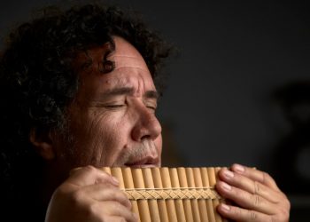 El instrumentista chileno «Kike» Galdames visitó El Salvador para ofrecer un magistral concierto en el Teatro Nacional